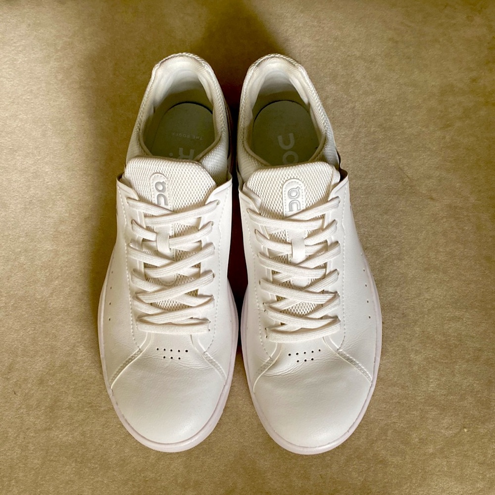 On Cloud Men’s “The Roger” ONLY WORN INDOORS... White. Size 9.5